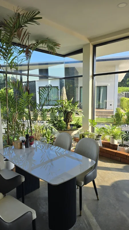 Café & Bakery · Café seating