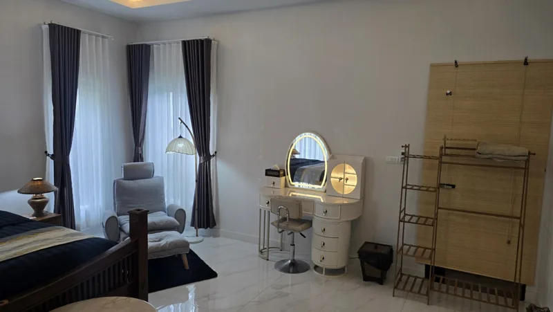 Royal Orchid Suite · Bedroom & seating area
