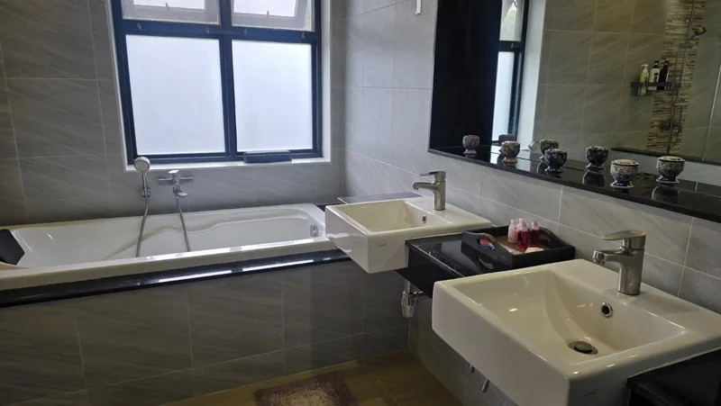 Royal Orchid Suite · Bath & twin basins