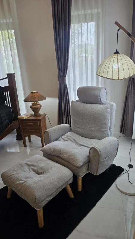 Royal Orchid Suite · Reading chair